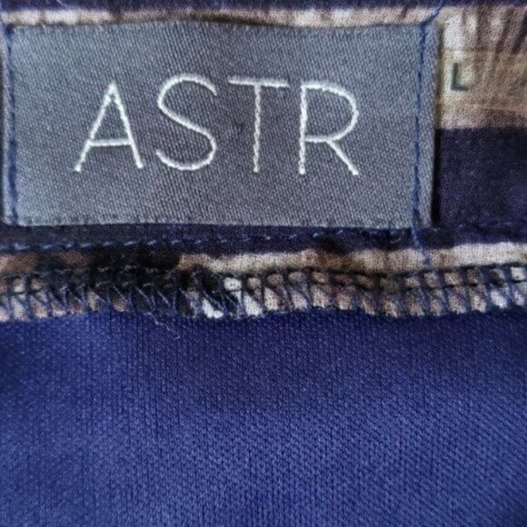 Astr | Photo Floral Pleated Midi Skirt Size Large - Picture 5 of 5